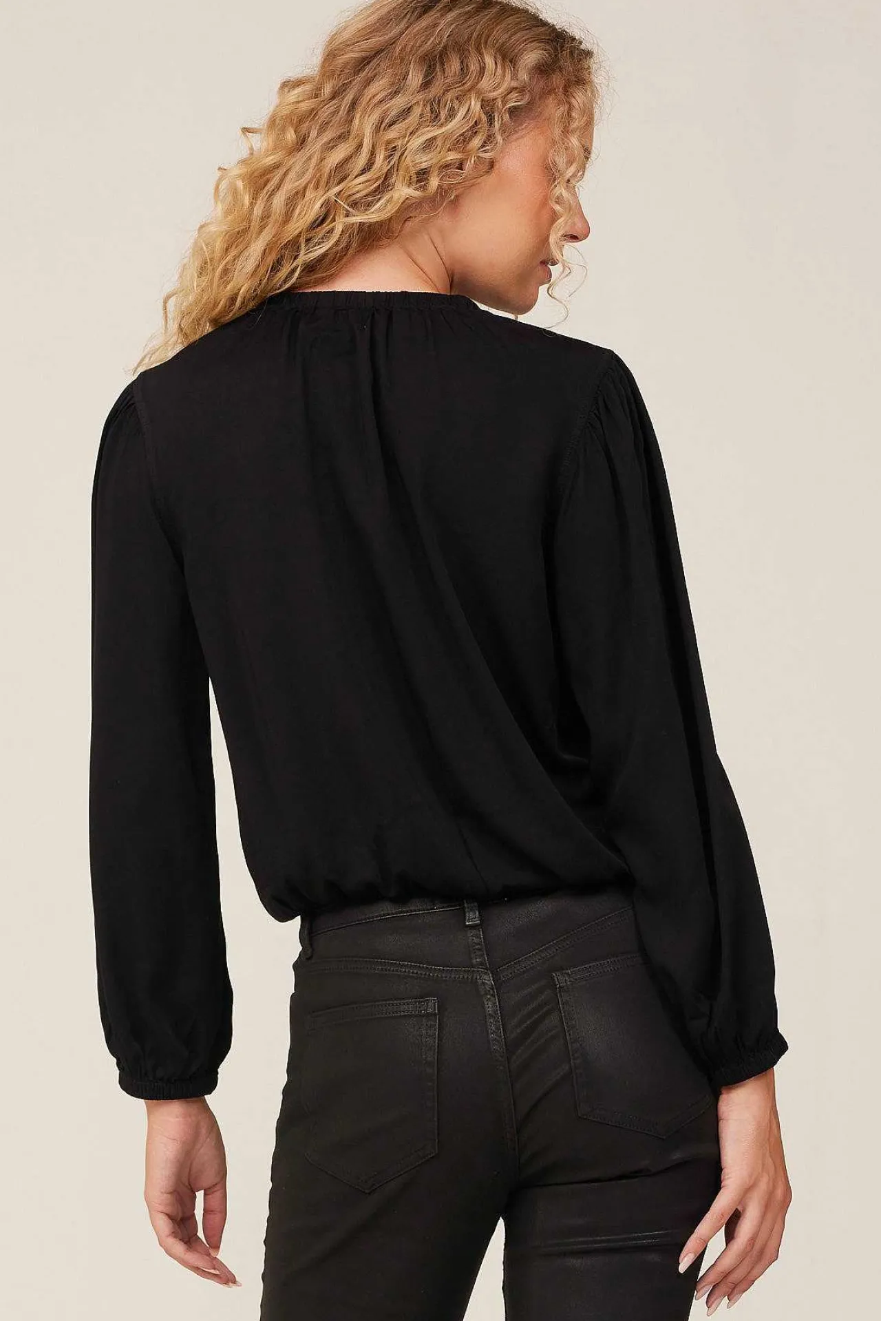 Satijnen Elastische Gesmokte Top - Zwart>Bella Dahl Store