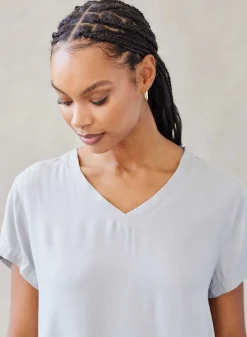 T-Shirt Met V-Hals - Mistige Hemel><noscript><img width=